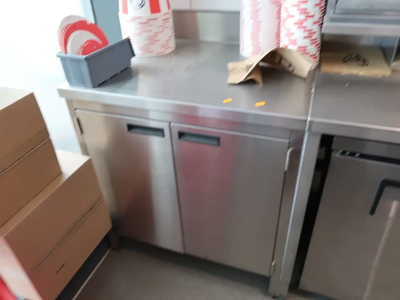 Billede 1 - Rustfri stålbord med indhold