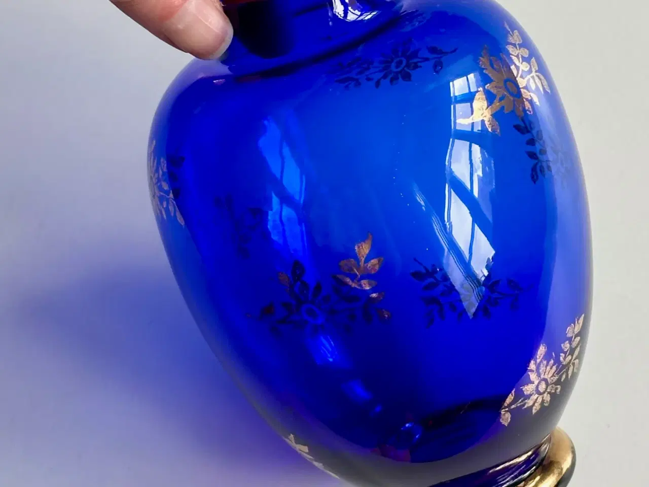 Billede 5 - Koboltblå glasvase m gyldent print