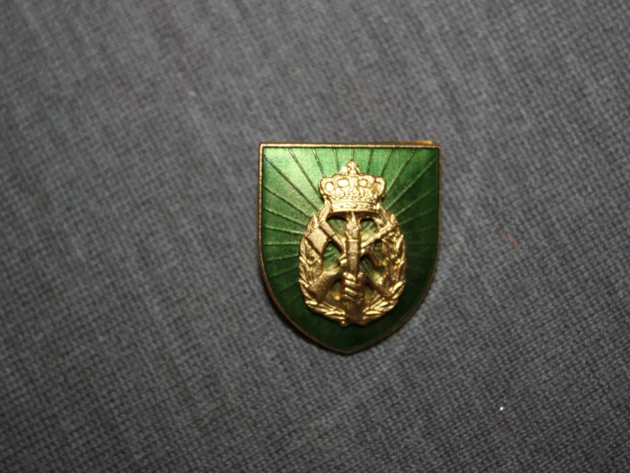 Billede 2 - Det Dansk Hjemmeværn emblem af metal og emalje