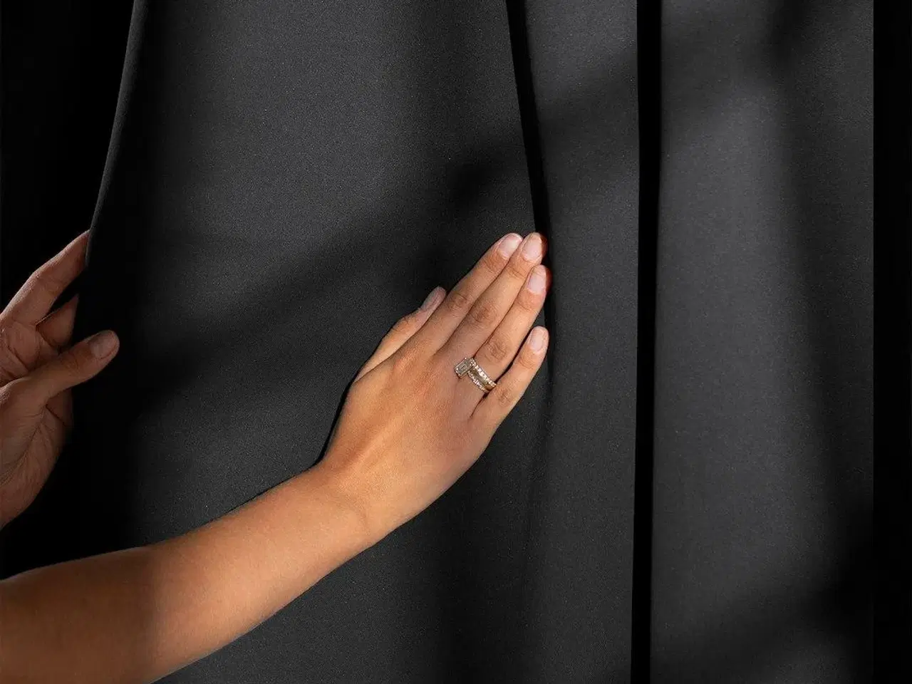 Billede 8 - Mørklægningsgardin blackout 140x270 cm – sort, klassisk stil med sølv-øskner – AmeliaHome