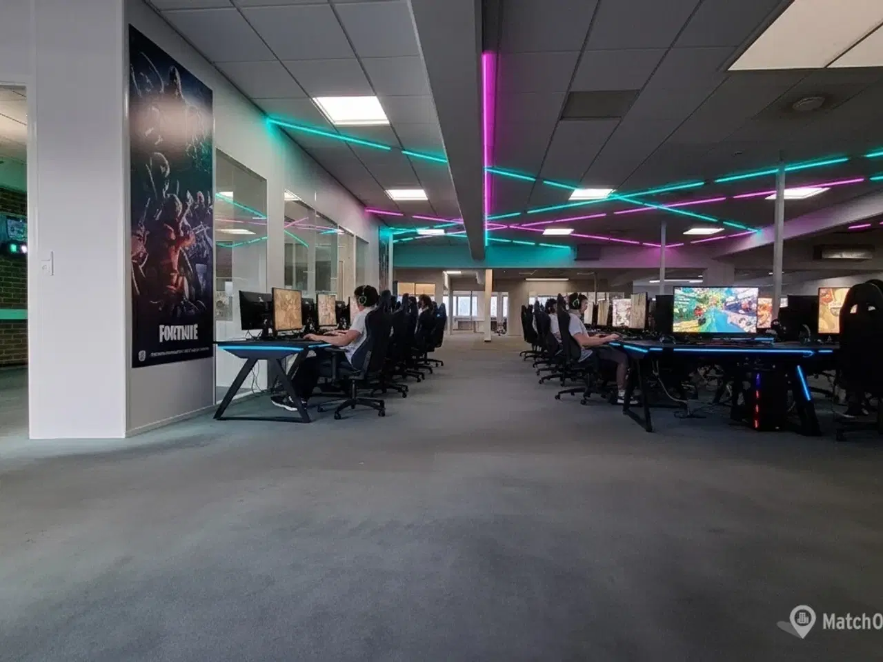 Billede 3 - Suveræn Beliggenhed – Showroom. Klinik, Butik, Gaming, Kontor mm. – Stort åbent areal i midten og mindre cellekontorer i glas.