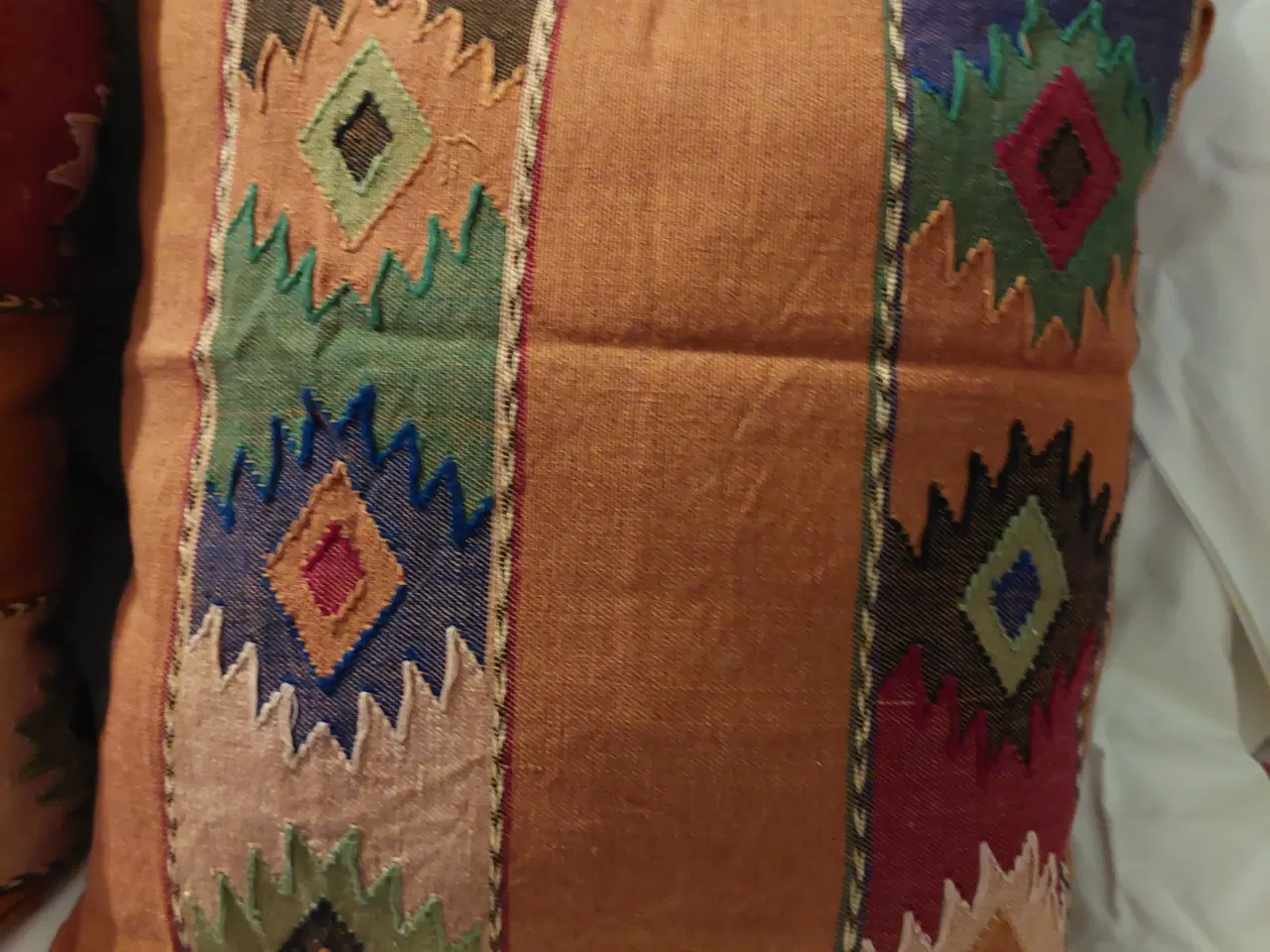 Billede 3 - pyntepuder med flot brun baggrund