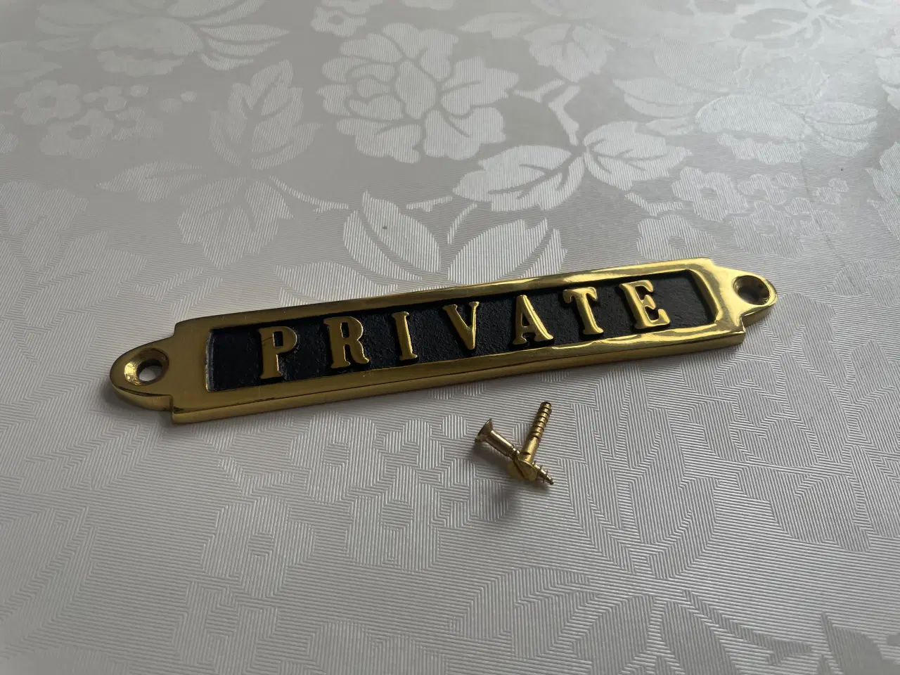 Billede 1 - Smukt messing skilt inkl messing skruer 