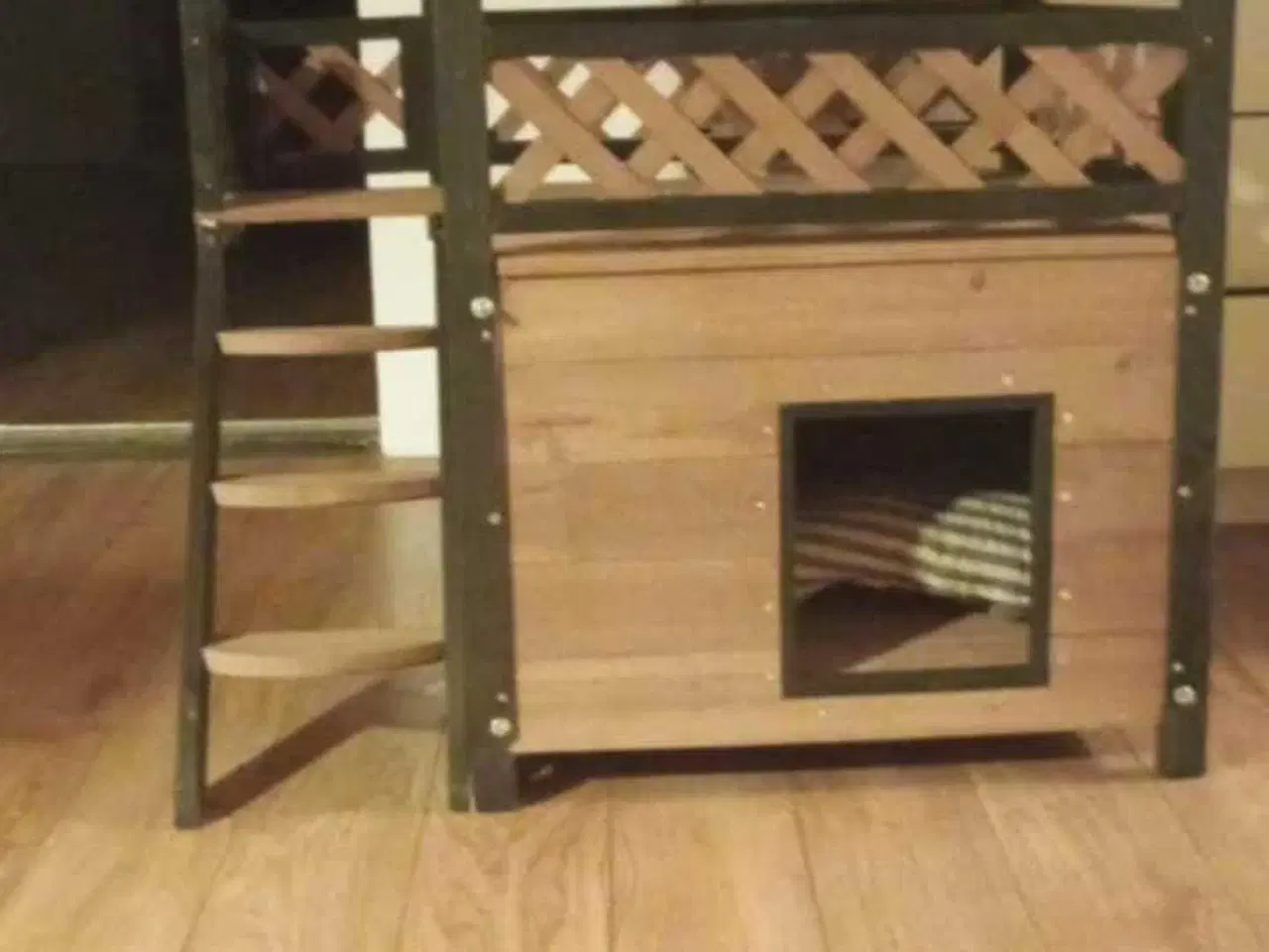 Billede 1 - Kattehus i træ sælges