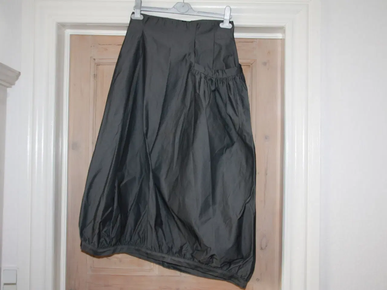 Billede 1 - Sarah Pacini grå nederdel size 0. Livv. 70 cm.