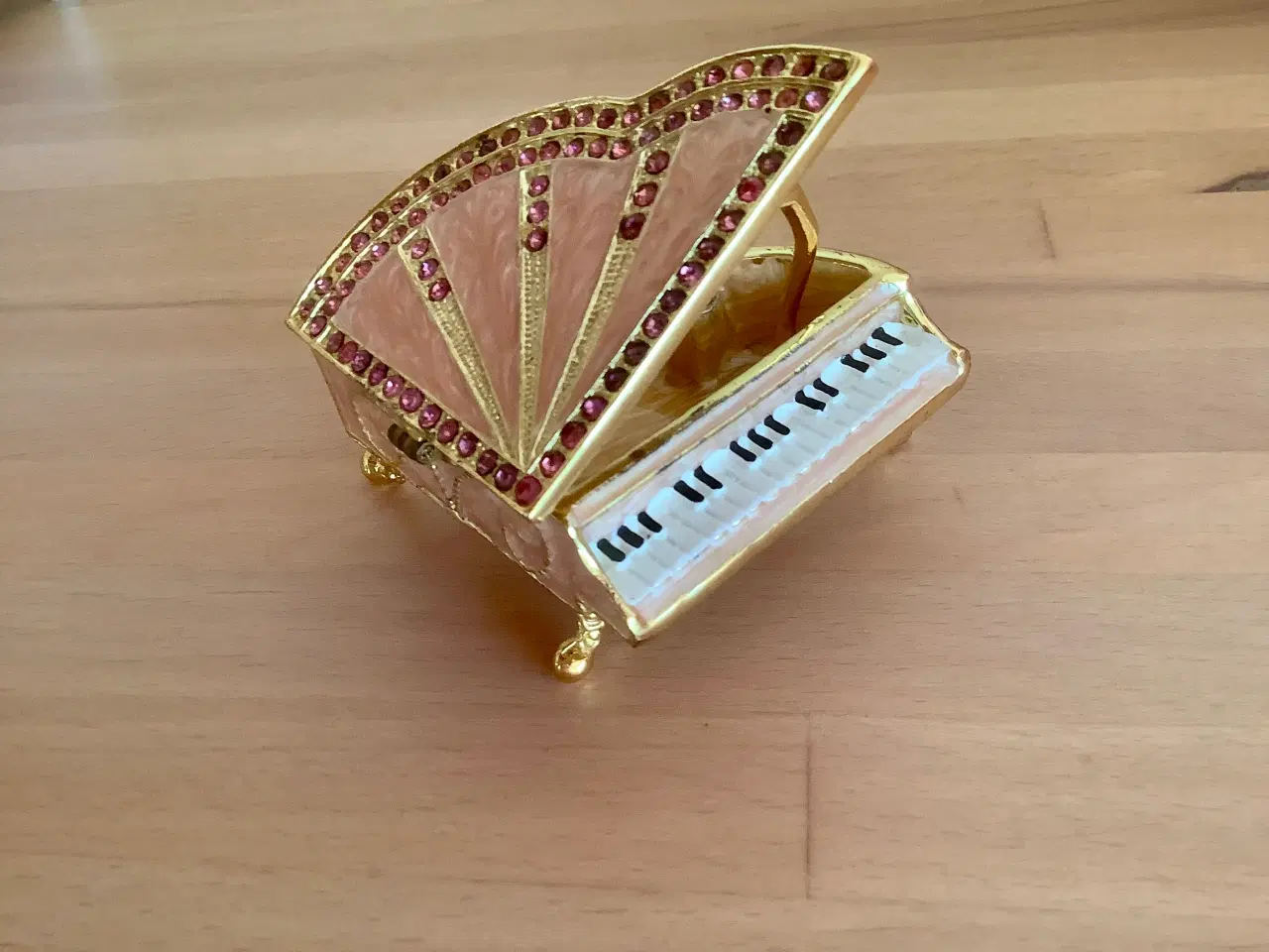 Billede 1 - Lille smykkeskrin formet som et klaver.