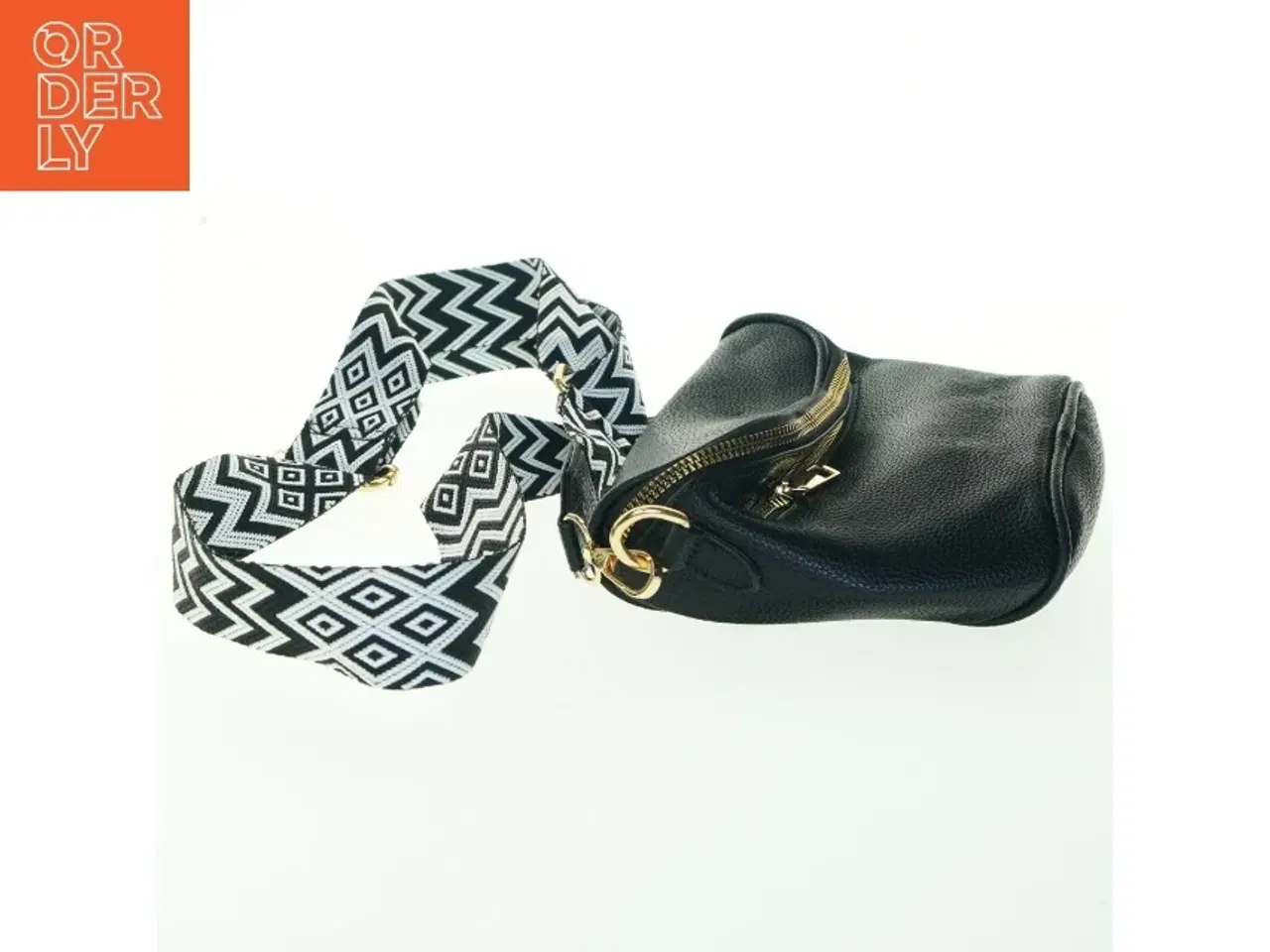 Billede 2 - Lille sort skuldertaske med dekorativ rem (str. 18x23 cm)