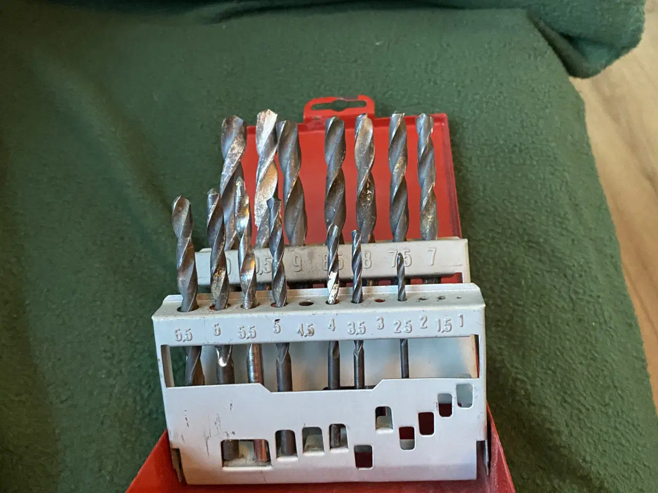 Billede 2 - Bor i rød metal æske 