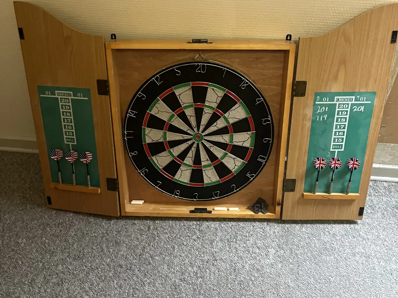 Billede 1 - Kings Head dartskab i træ med skydedør og scoretav