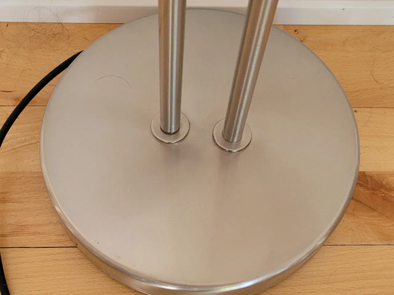 Billede 2 - Tidløs gulvlampe fra Nordlux