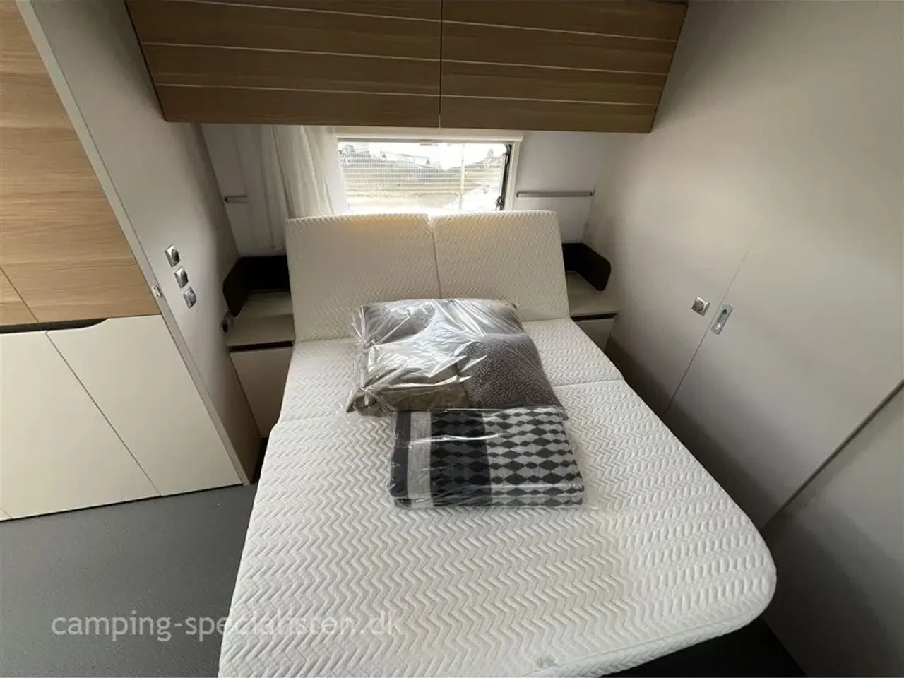 Billede 9 - 2024 - Adria Adora 613 UT Selected Edition   queensbed seng - Adria Adora 613 UT Selected Edition 2023/2024 - Kan ses nu hos Camping-Specialisten.dk