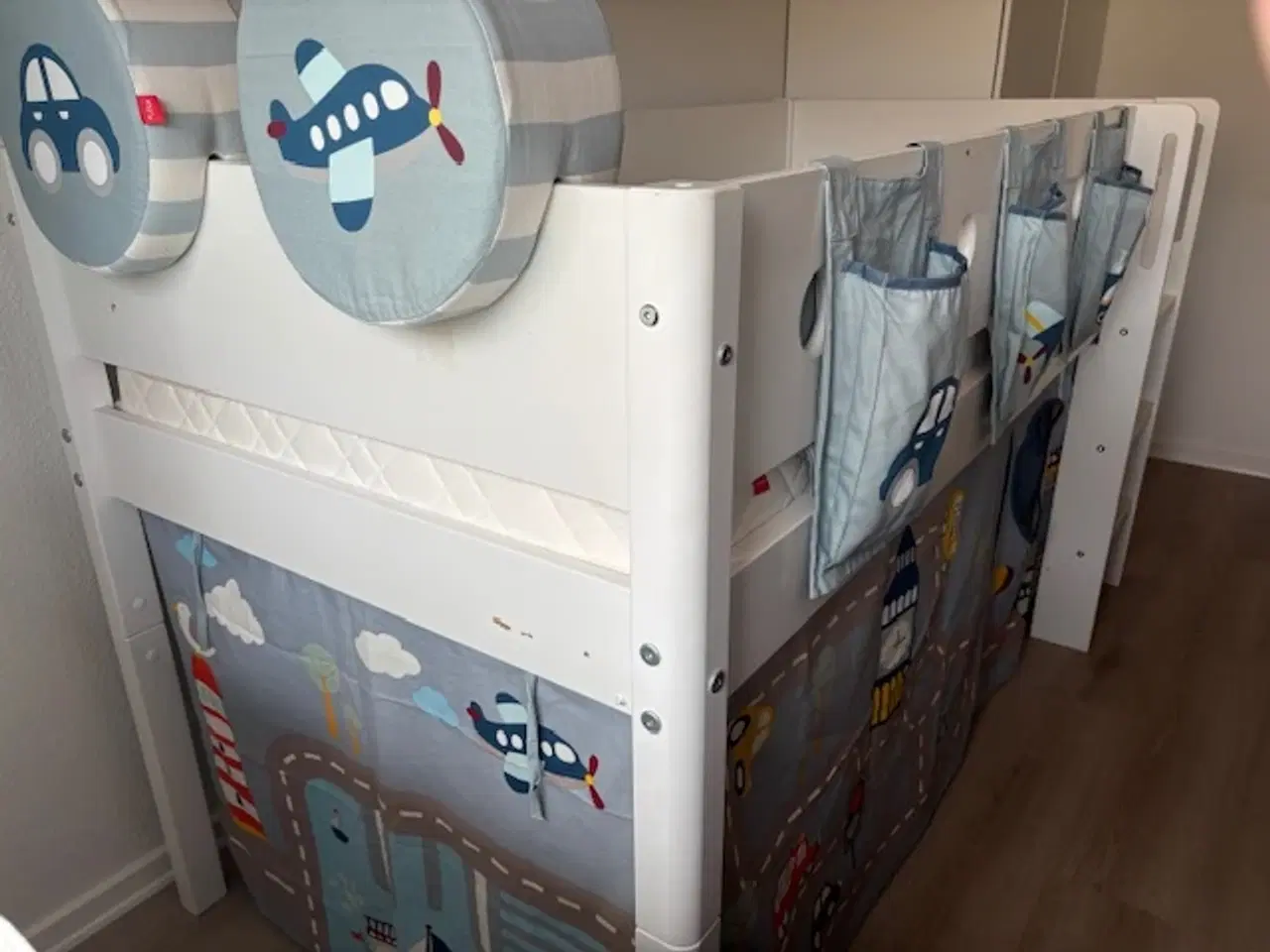 Billede 18 - FLEXA HALVHØJ SENG inkl. madras og tilbehør