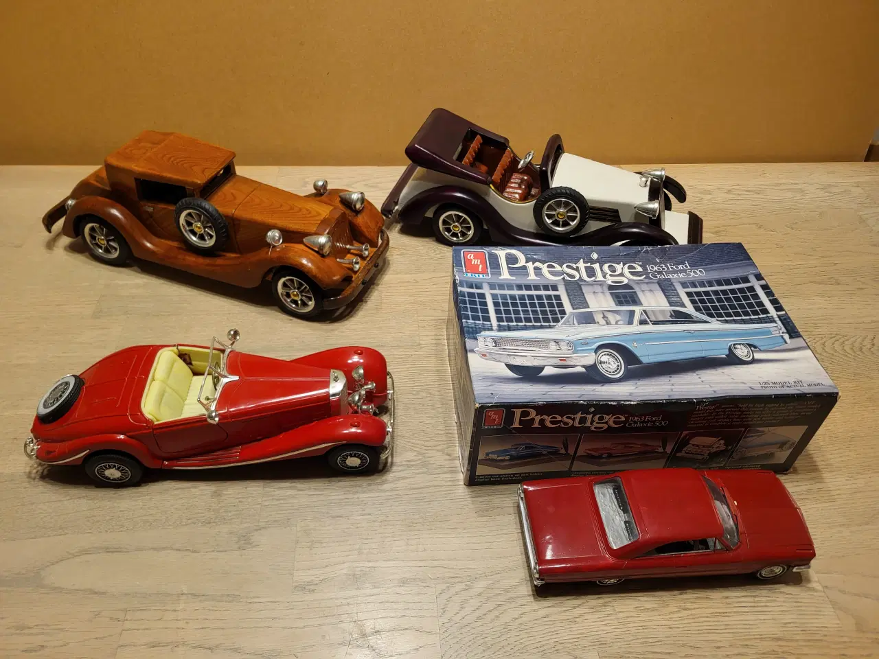 Billede 1 - Modelbiler blandet 4 stk. Og 2 stk. Skilte. 100 kr