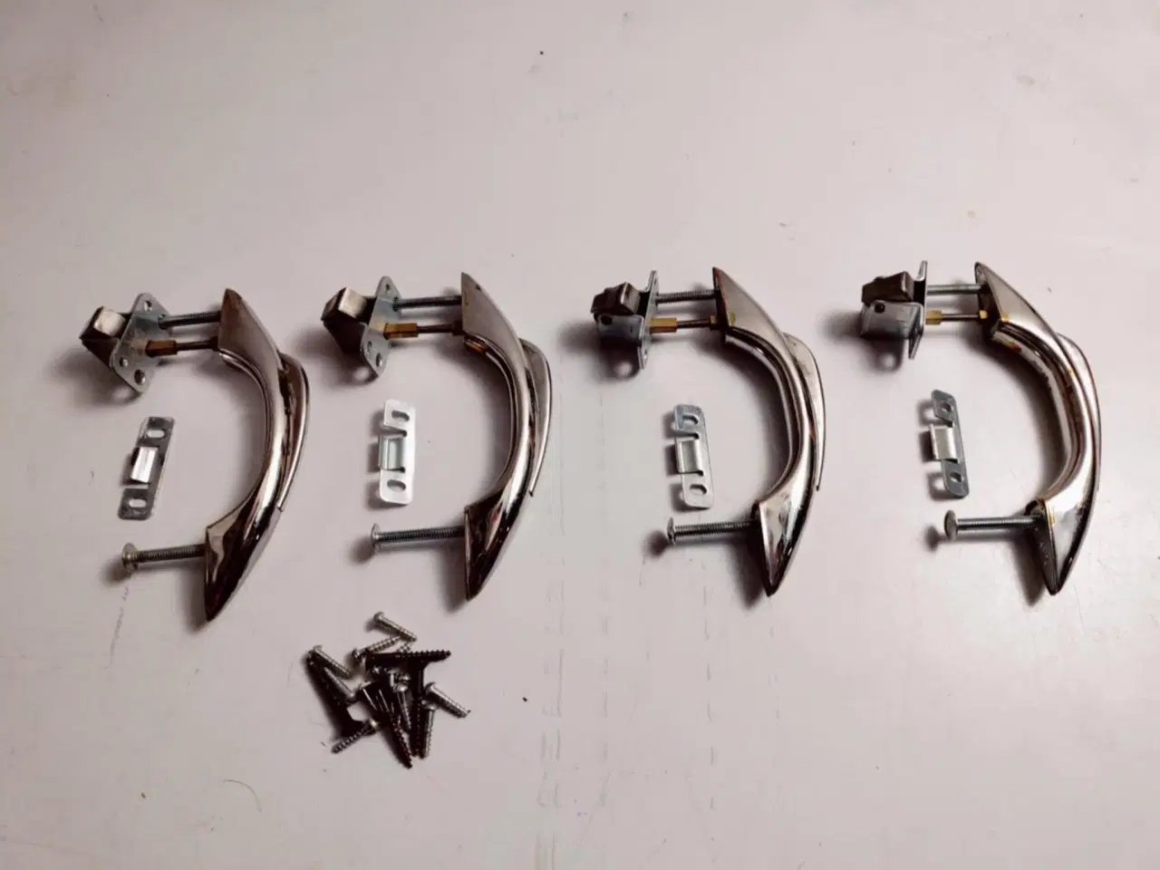 Billede 1 - 4 gamle skabsgreb fra teaktræ skabe/låger