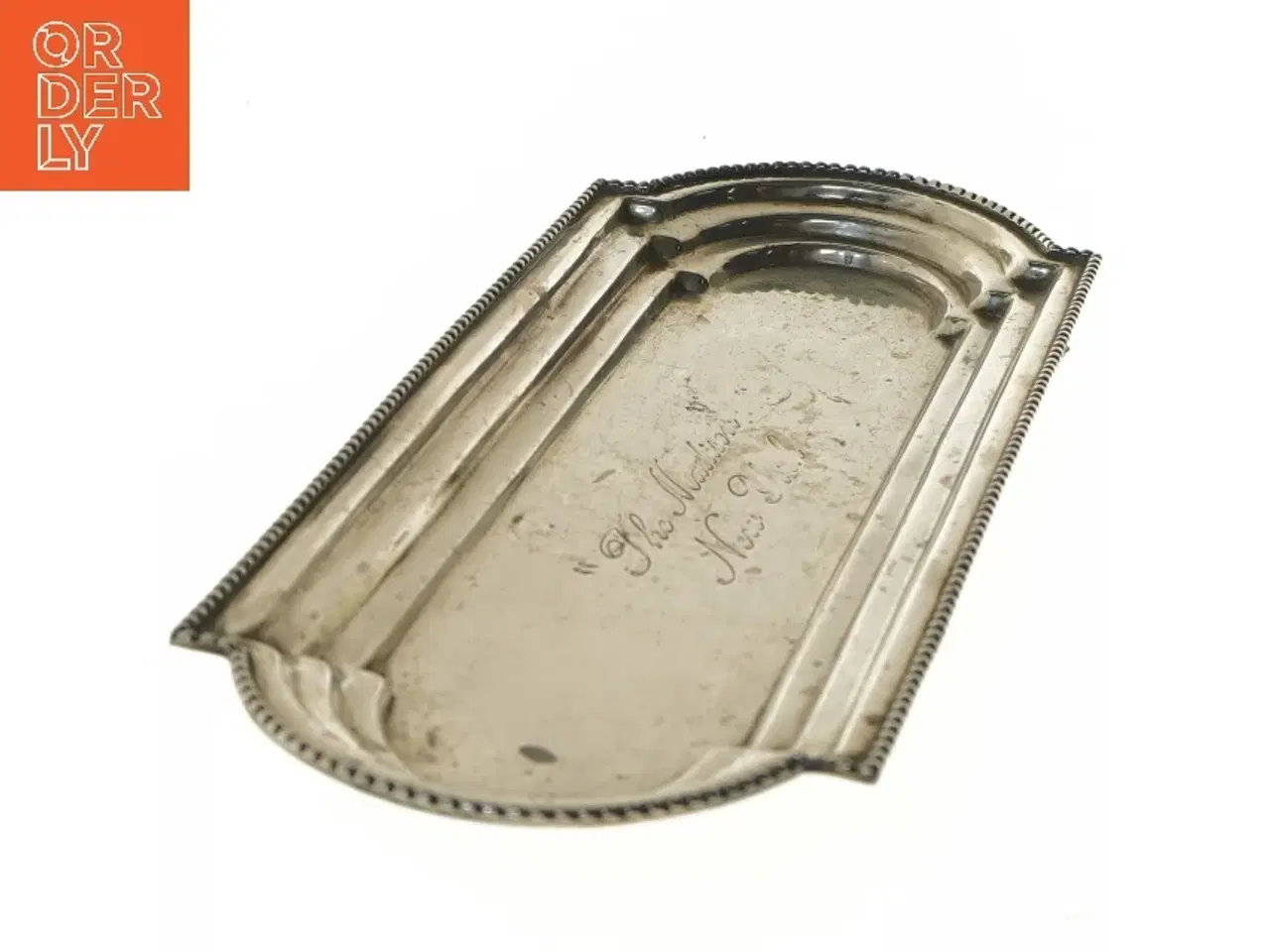 Billede 3 - Metalfad med indgravering fra Brian Highland (str. 42x15 cm)