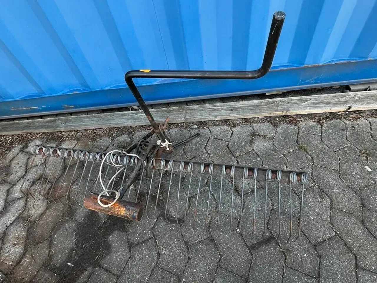 Billede 2 - Græsopsamler, beholder + Rive