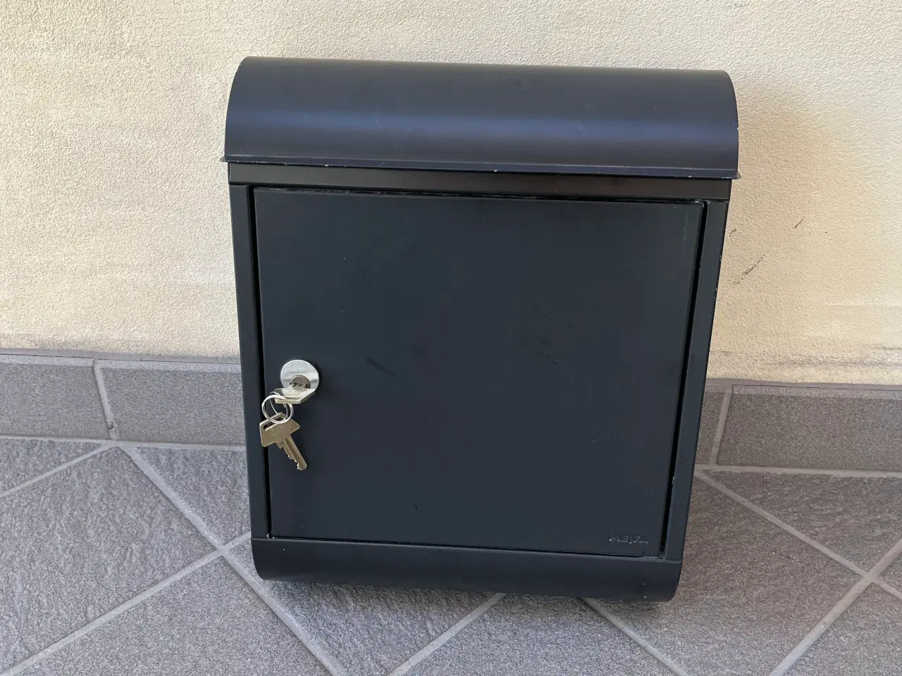Billede 2 - Postkasse sort med to nøgler 