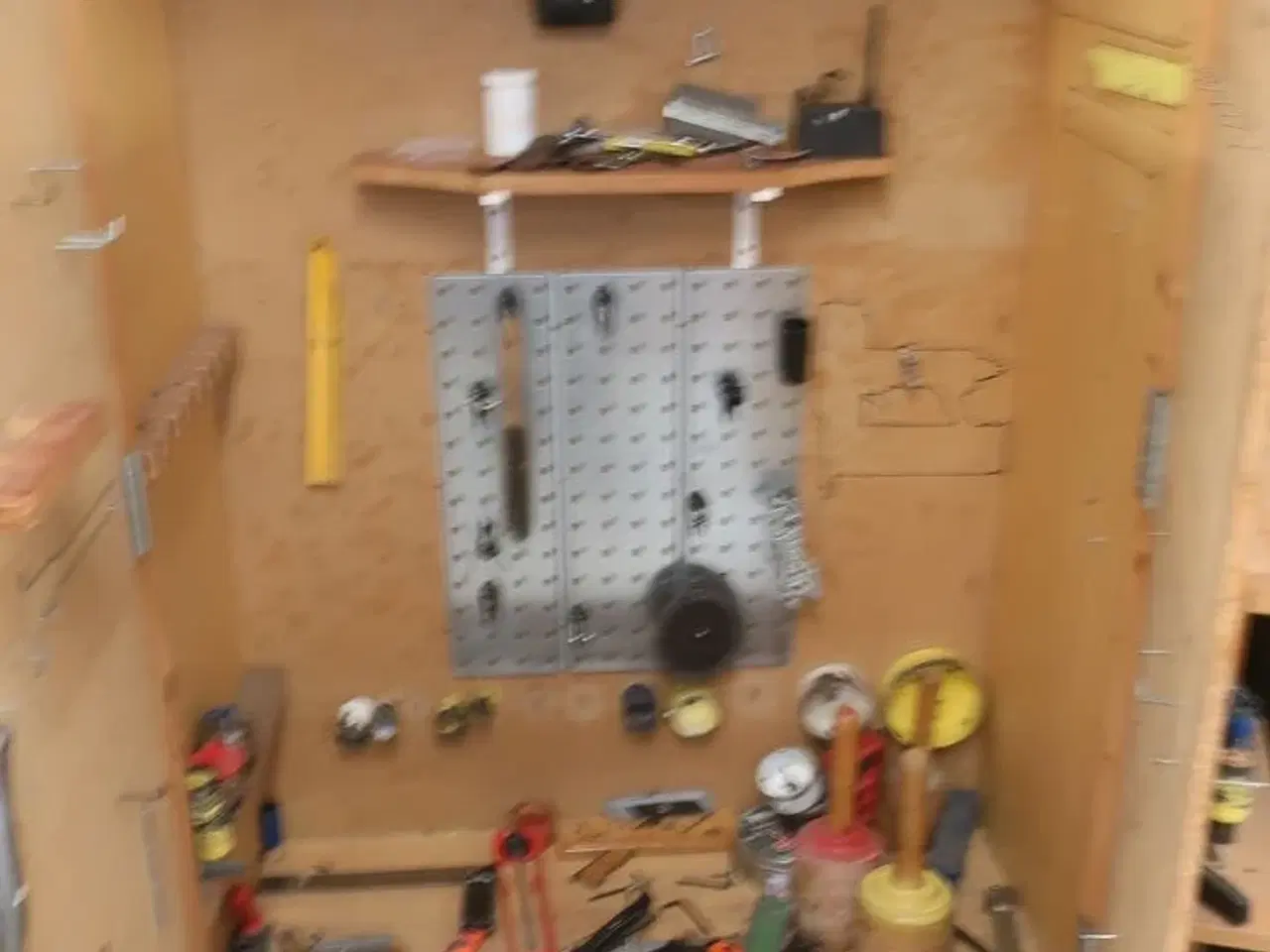 Billede 4 - Ryd hele værkstedet for løse dele