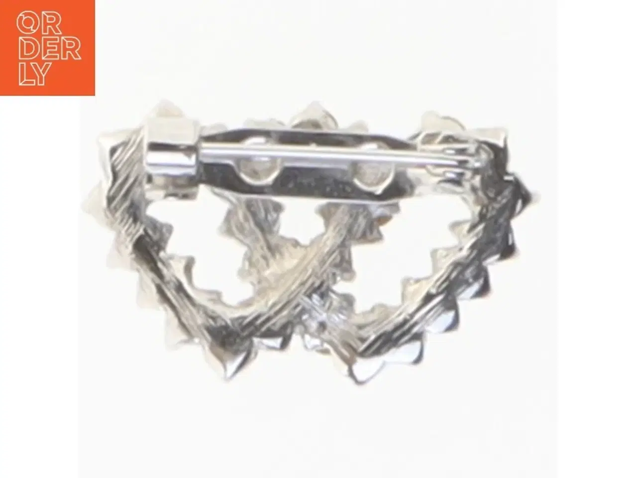 Billede 4 - Sølvfarvet broche med strass (str. 2,5 cm)