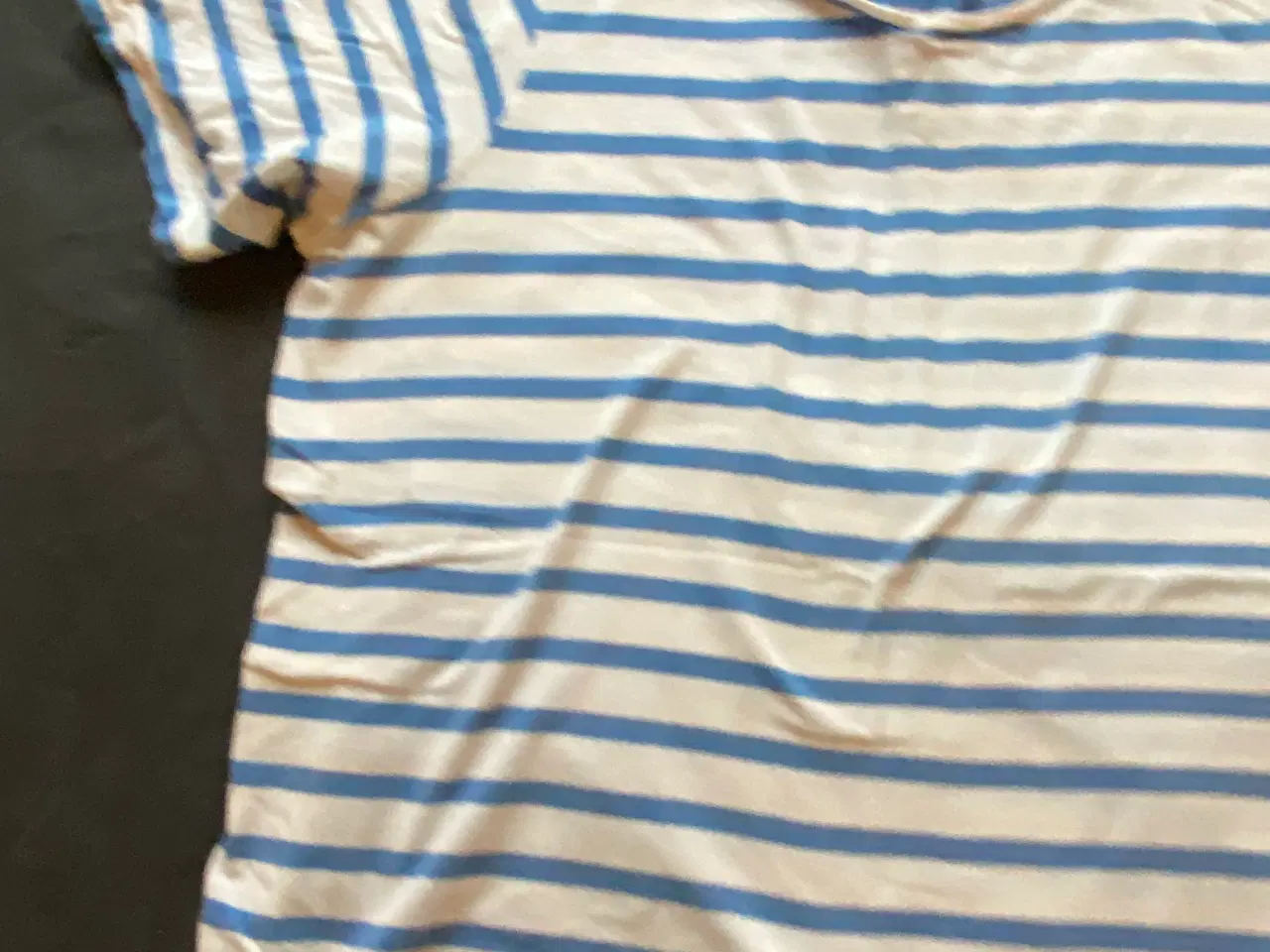 Billede 3 - T-shirt med lyseblå striber