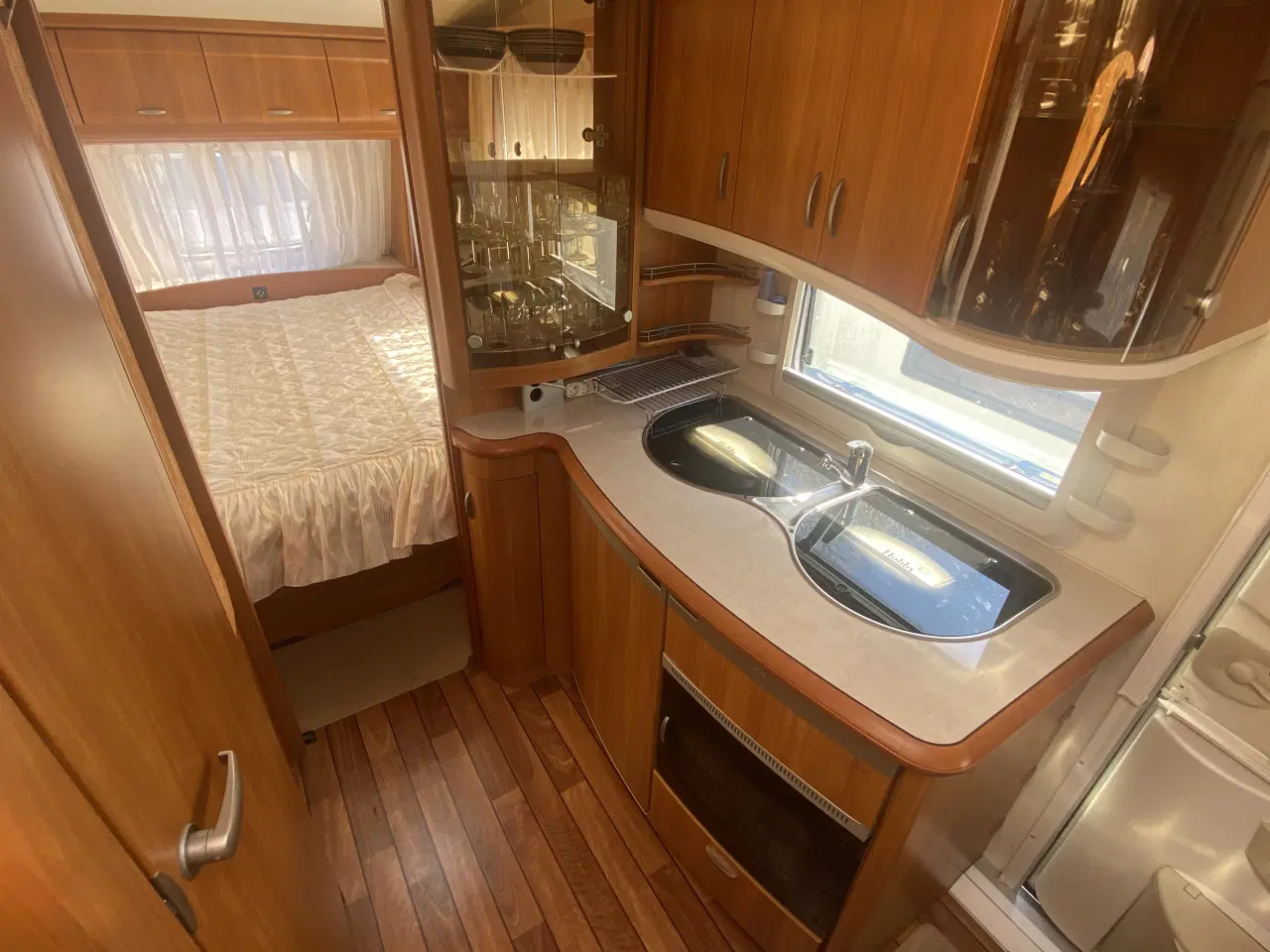 Billede 5 - Flot Hobby med kingsize seng 