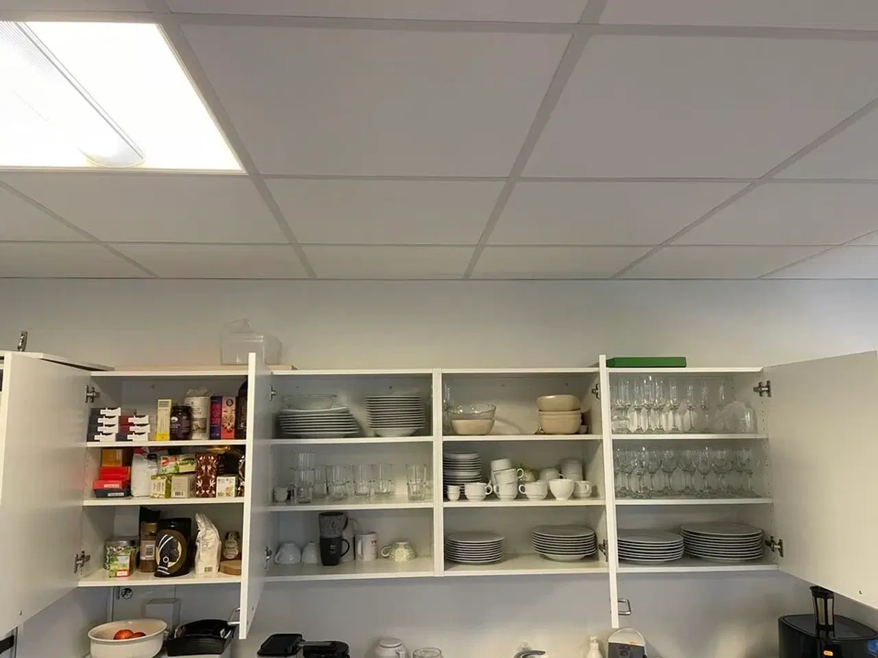 Billede 1 - Tøm skabene