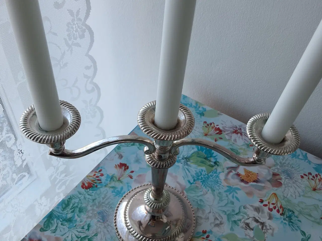 Billede 4 - Smuk og klassisk trearmet lysestage sælges