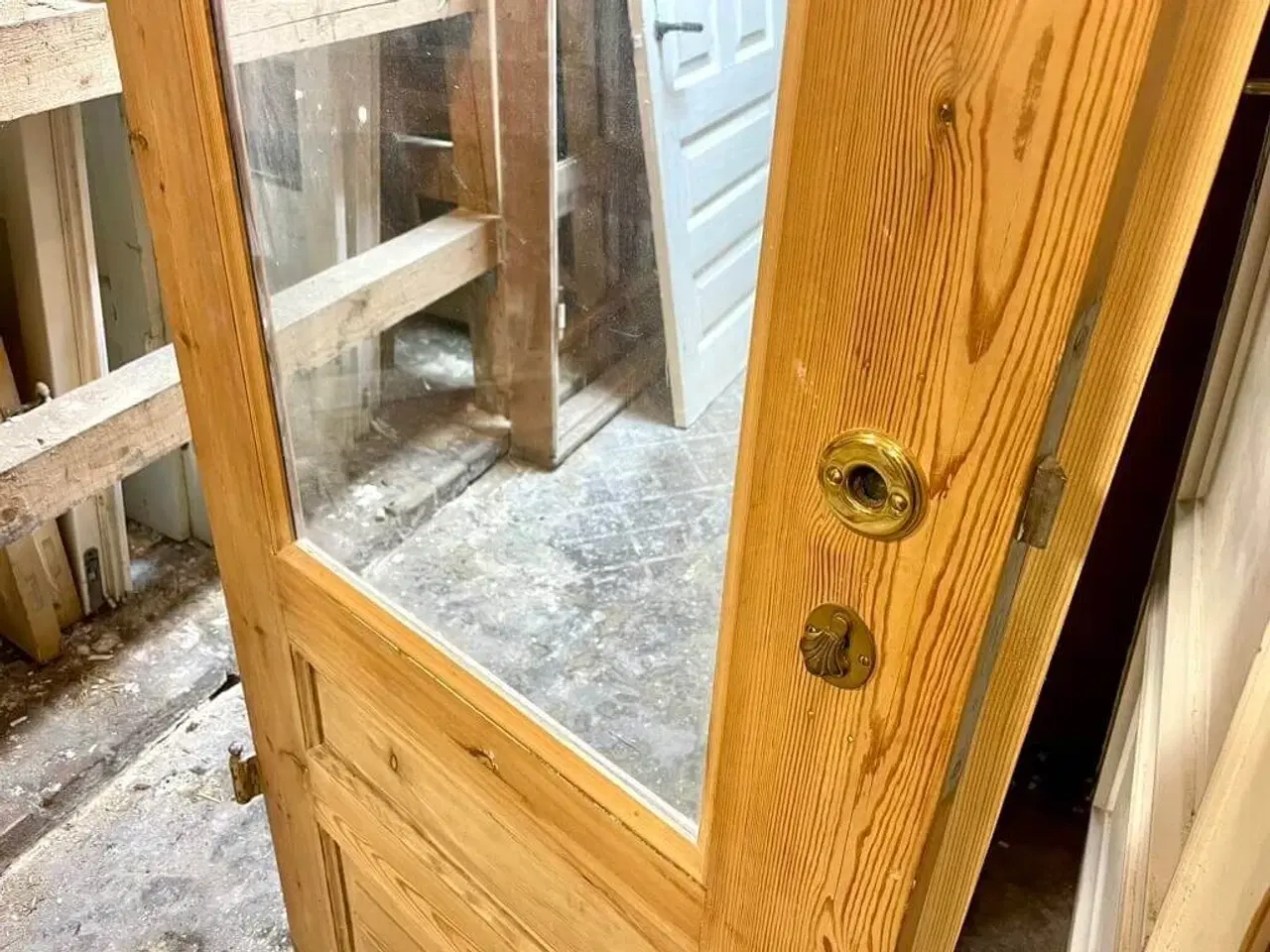 Billede 3 - Smuk glasdør m. fyldninger (u. karm)