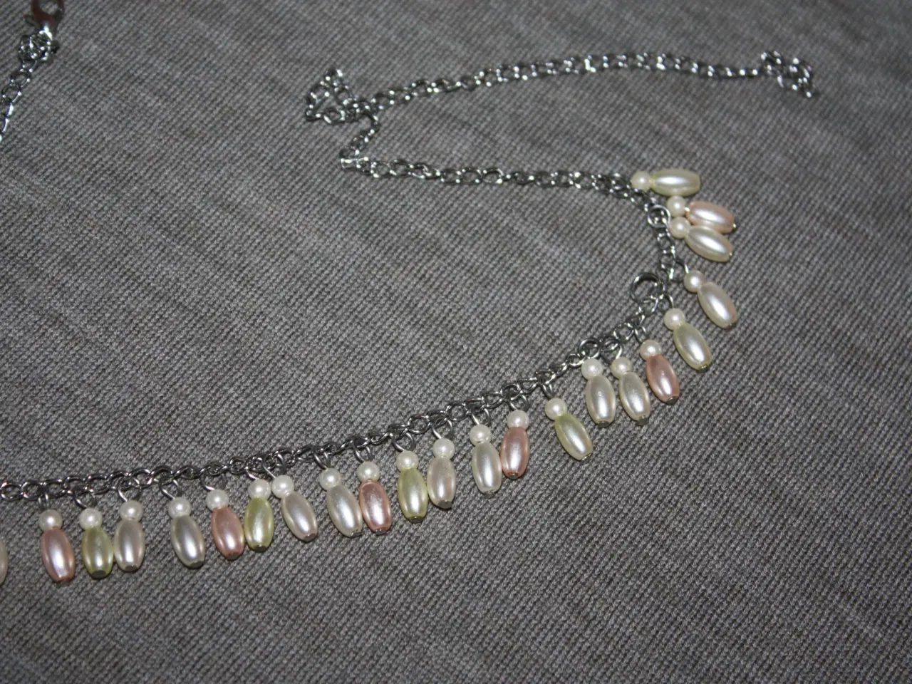Billede 3 - Halskæde med syntetiske perler længde 57 cm