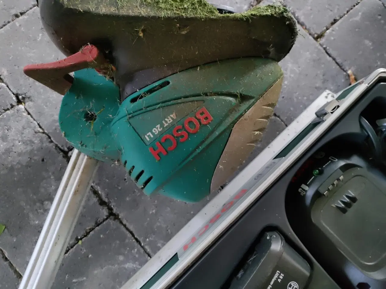 Billede 3 - Bosch boremaskine 18V og græstrimmer sælges