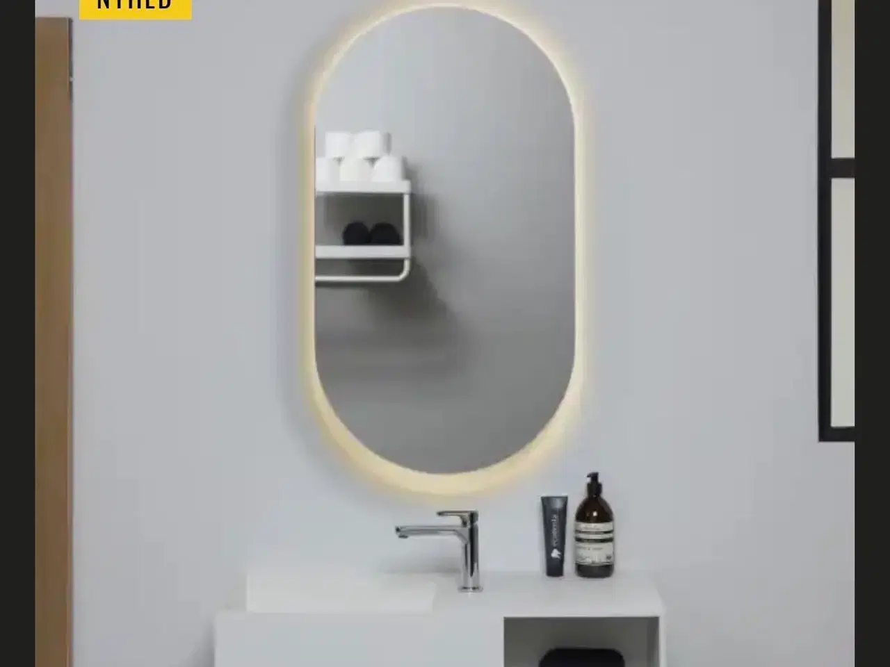 Billede 1 - Spejlskab med 2 hylder og lys