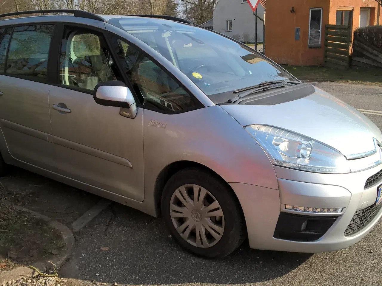 Billede 8 - Økonomisk rummelig familiebil