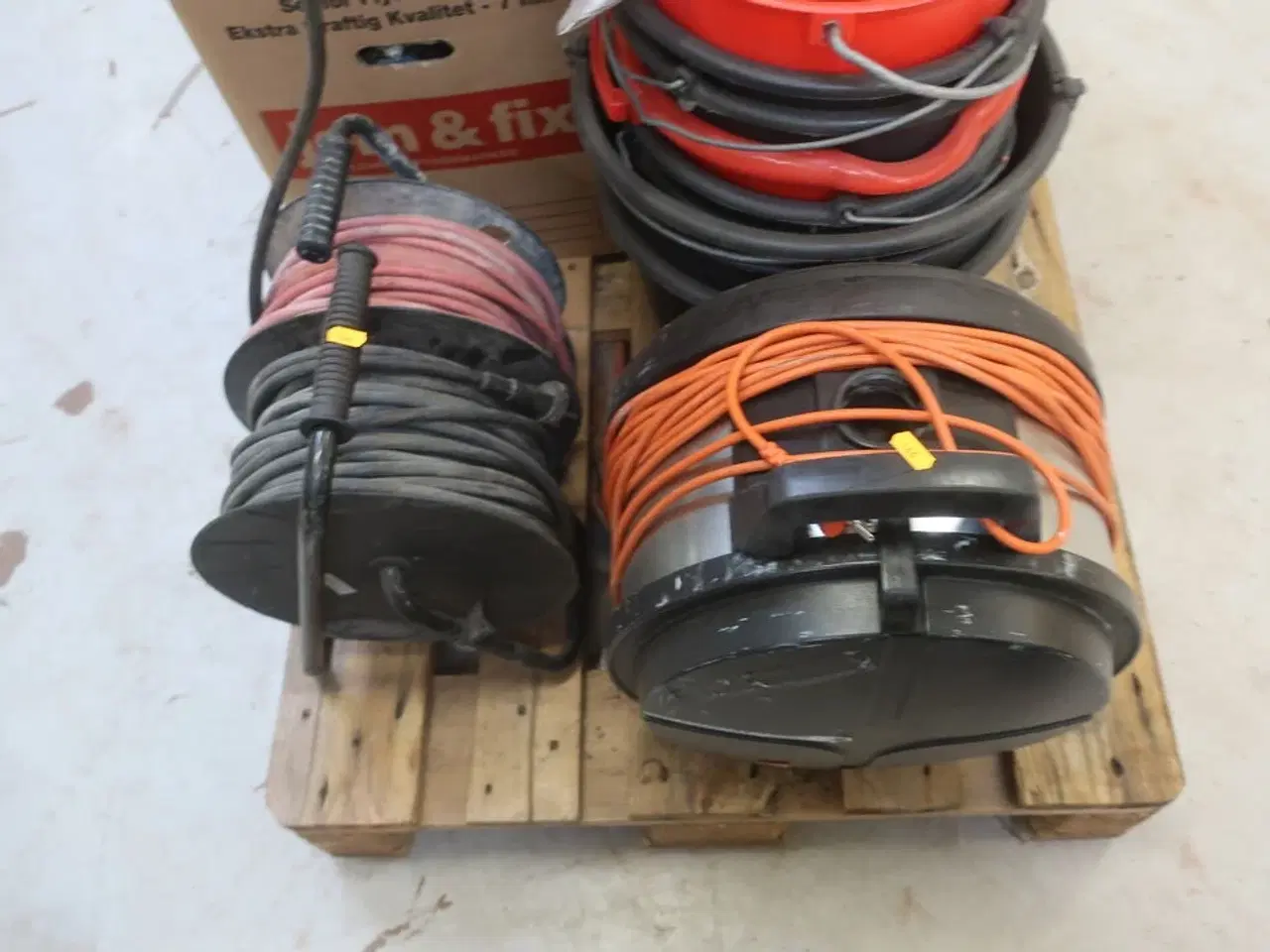 Billede 2 - 2 stk. støvsuger, spande og kabeltromler