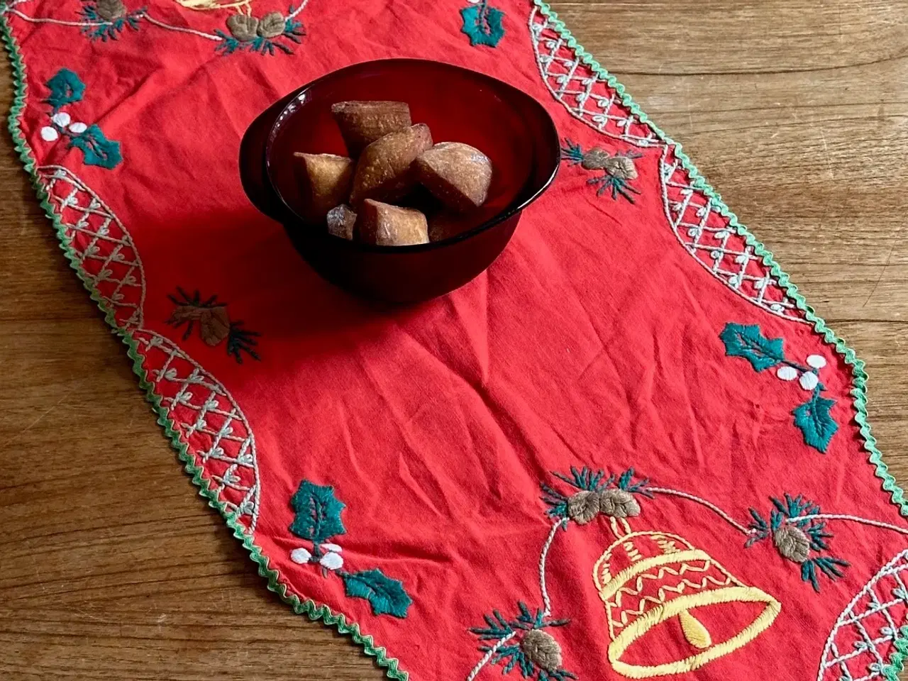 Billede 1 - Antik bordløber, håndbroderet, 73 x 31 cm