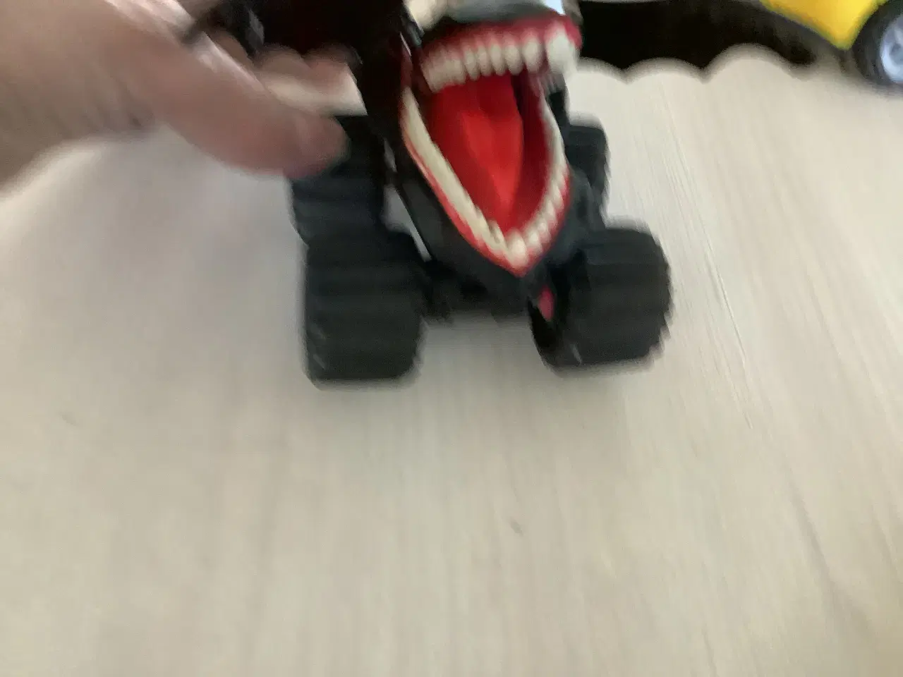 Billede 2 - 4 forskellige legetøjsbiler 