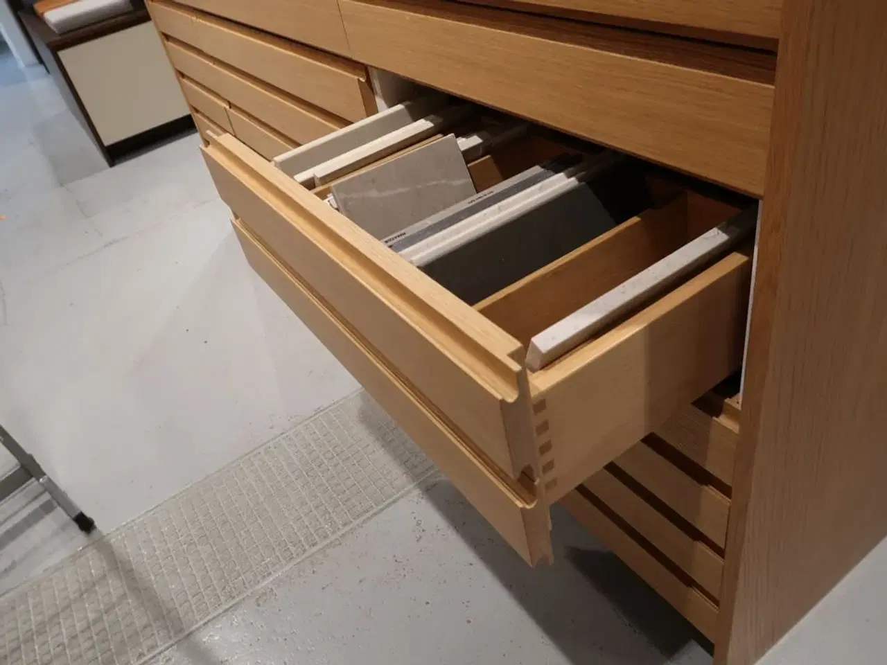 Billede 11 - Køkkenø i egetræ m. marmorbordplade FORM PLUS+