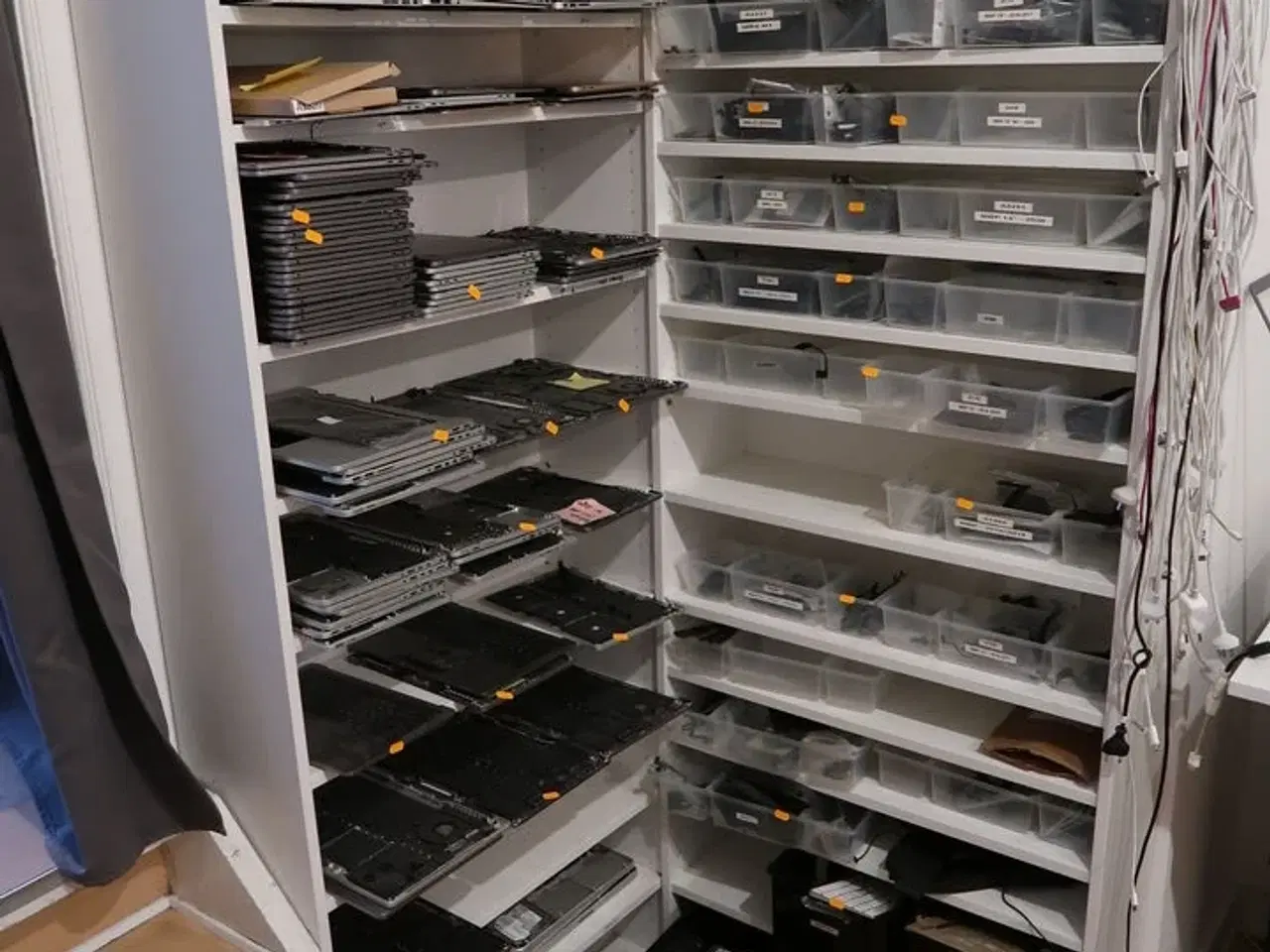 Billede 1 - Reol med MacBooks samt reservedele