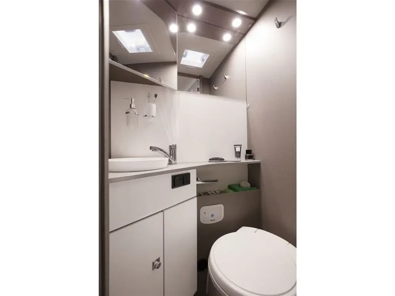 Billede 8 - 2025 - Etrusco T 7400 QBC Aut.   Drømmeautocamperen: Etrusco By Hymer – Komfort og Luksus i Én Pakke