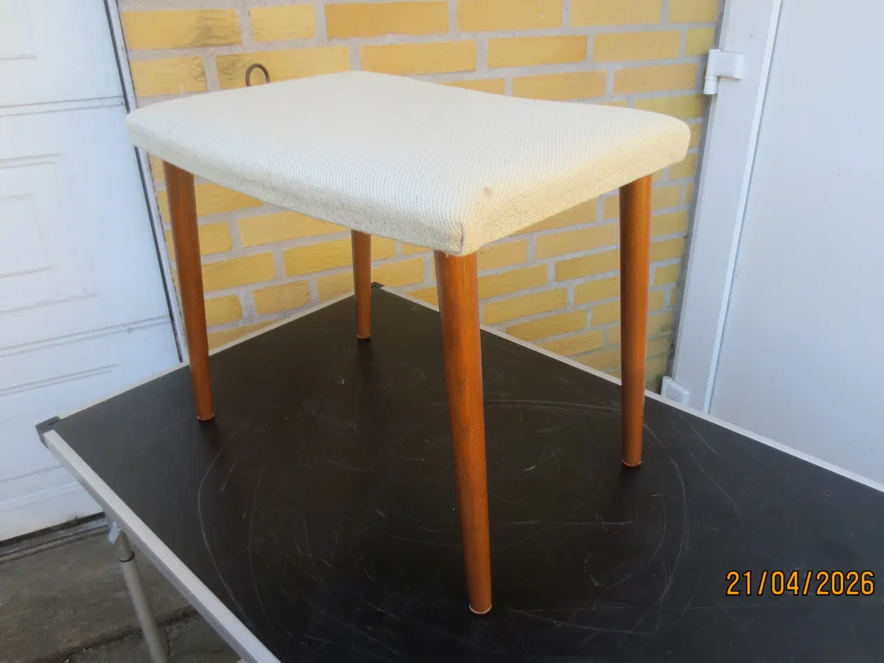 Billede 2 - 1 stk Fodskammel med teak ben og grå stof