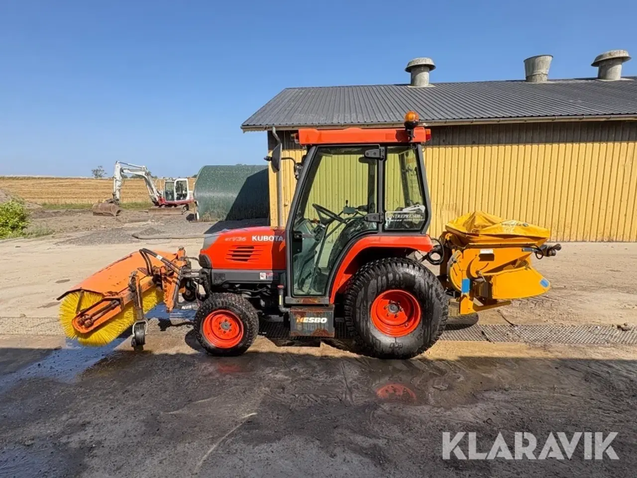 Billede 8 - Traktor Kubota STV36 med kost og spreder