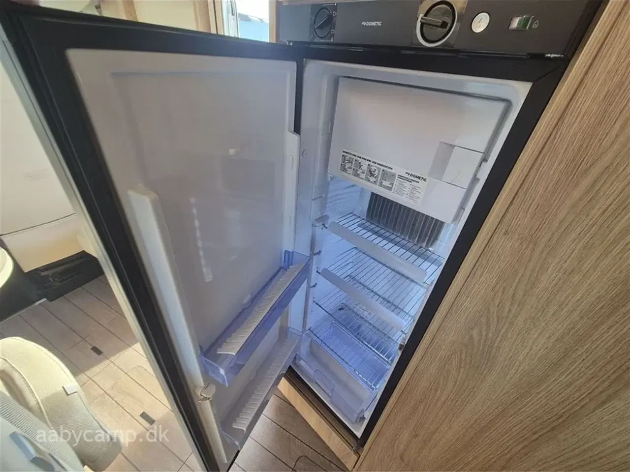 Billede 13 - 2018 - Knaus Sky I 700 LEG   Automatgear. markise. 2x batterier. 2x solceller. Dometic A/C. Elektrisk indgangstrin. Dellæder.