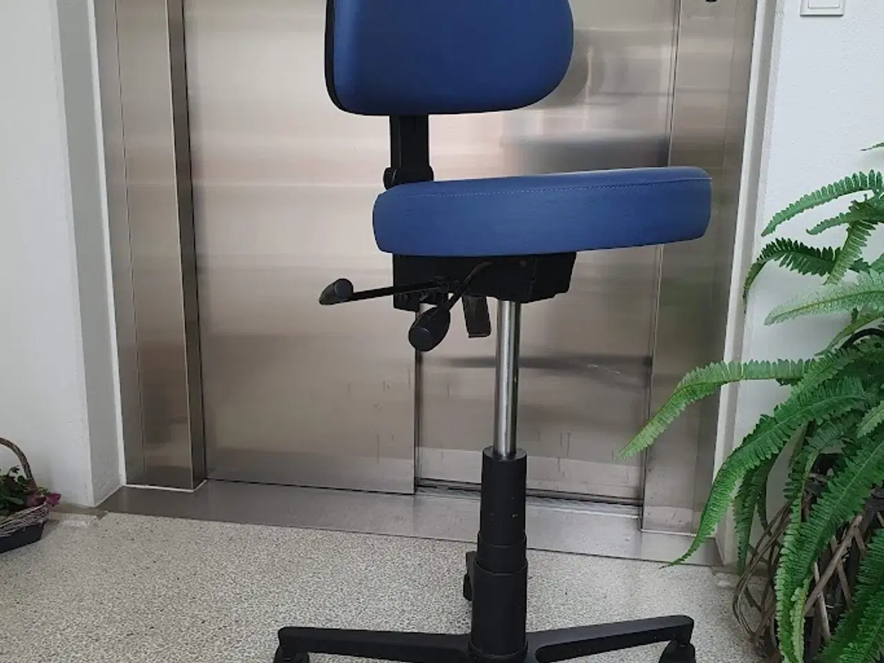 Billede 1 - Behandler - /ergo stol m. rundt sæde