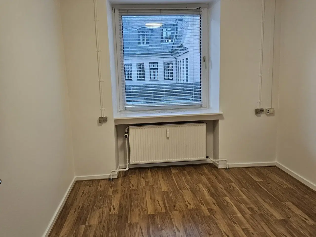 Billede 6 - Stort kontor med faciliteter, beliggende nær offentlig transport.