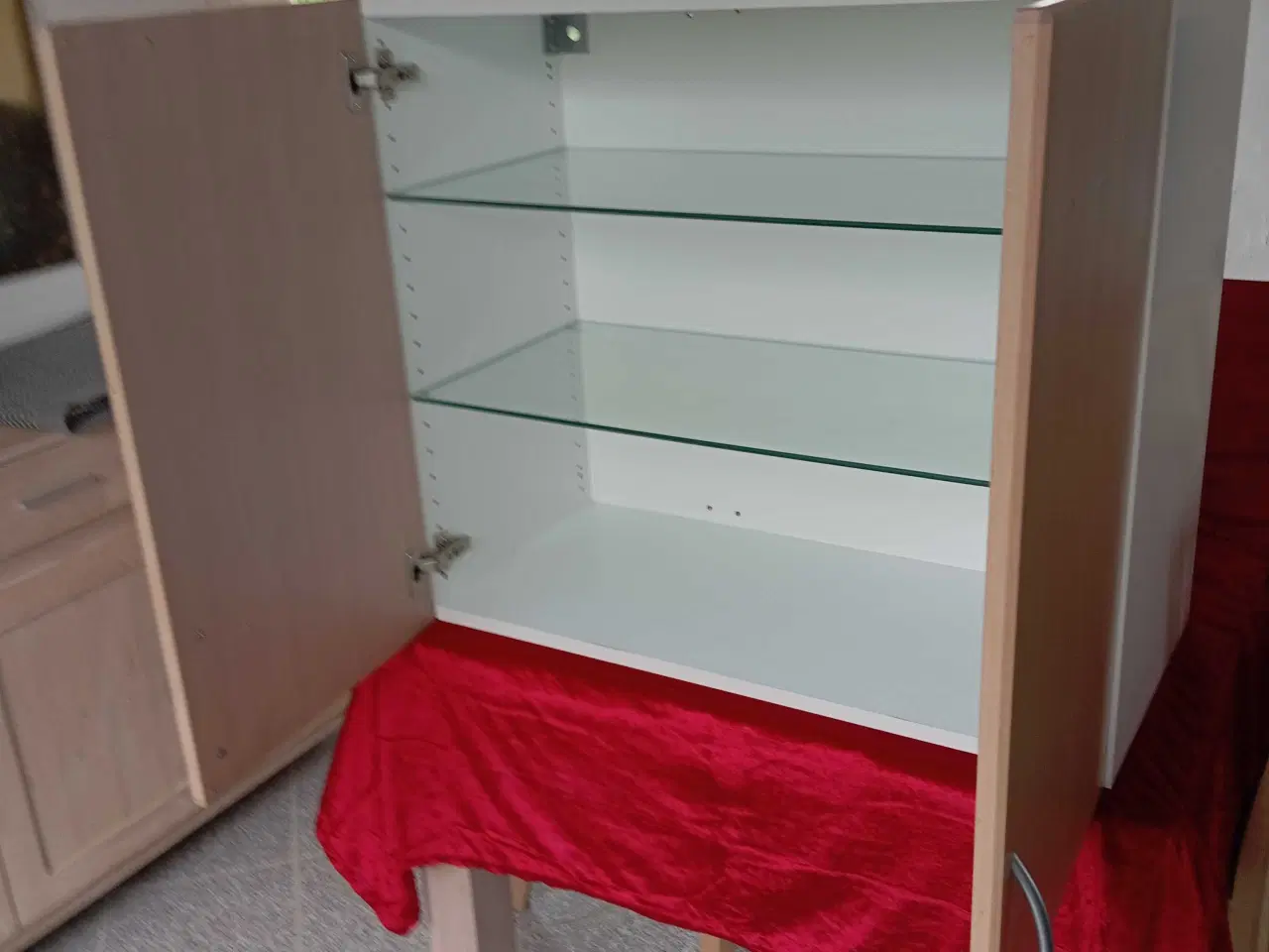 Billede 2 - Ikea overskab med låge i lys eg med glas hylder 