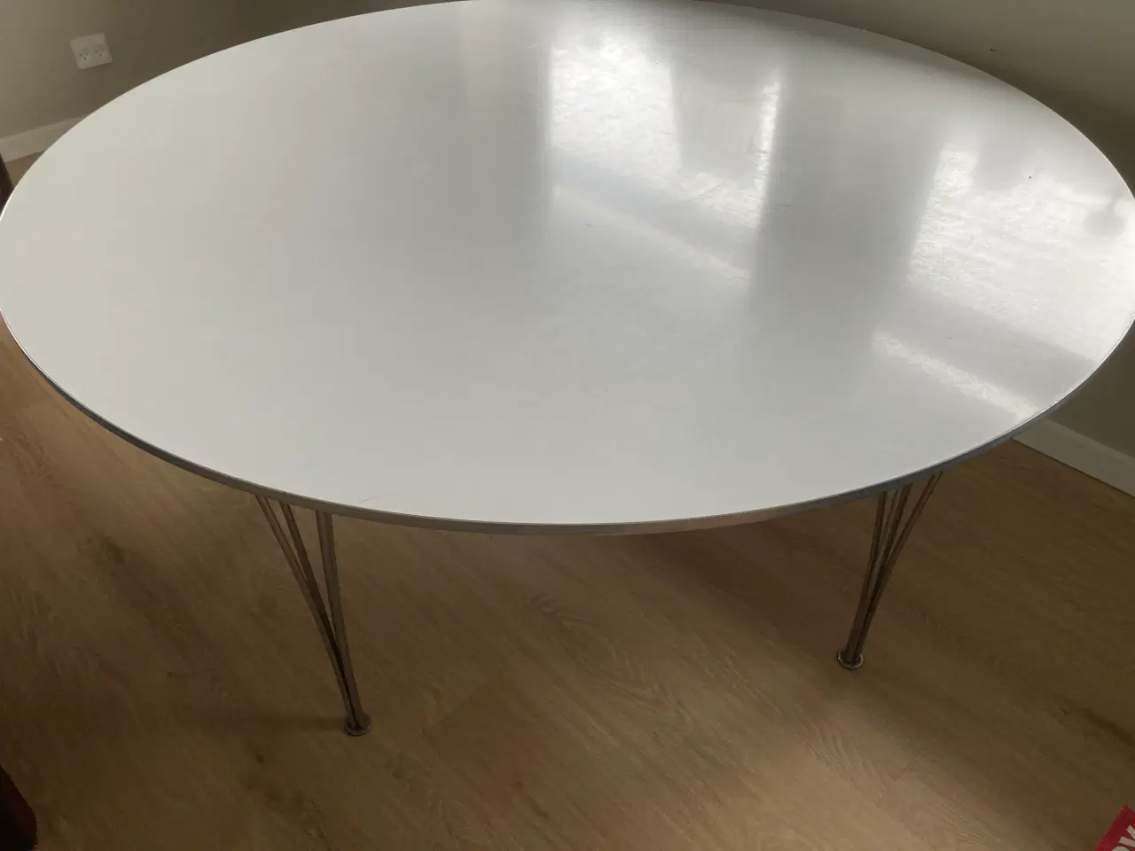 Billede 2 - Rundt bord  hvid. Diameter 145 cm