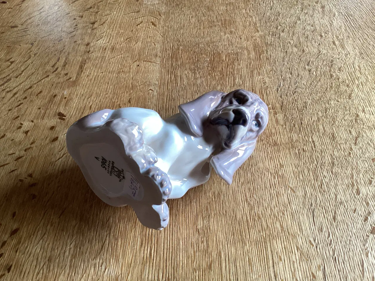 Billede 8 - Dahl Jensen siddende Basset hundehvalp nr 1065