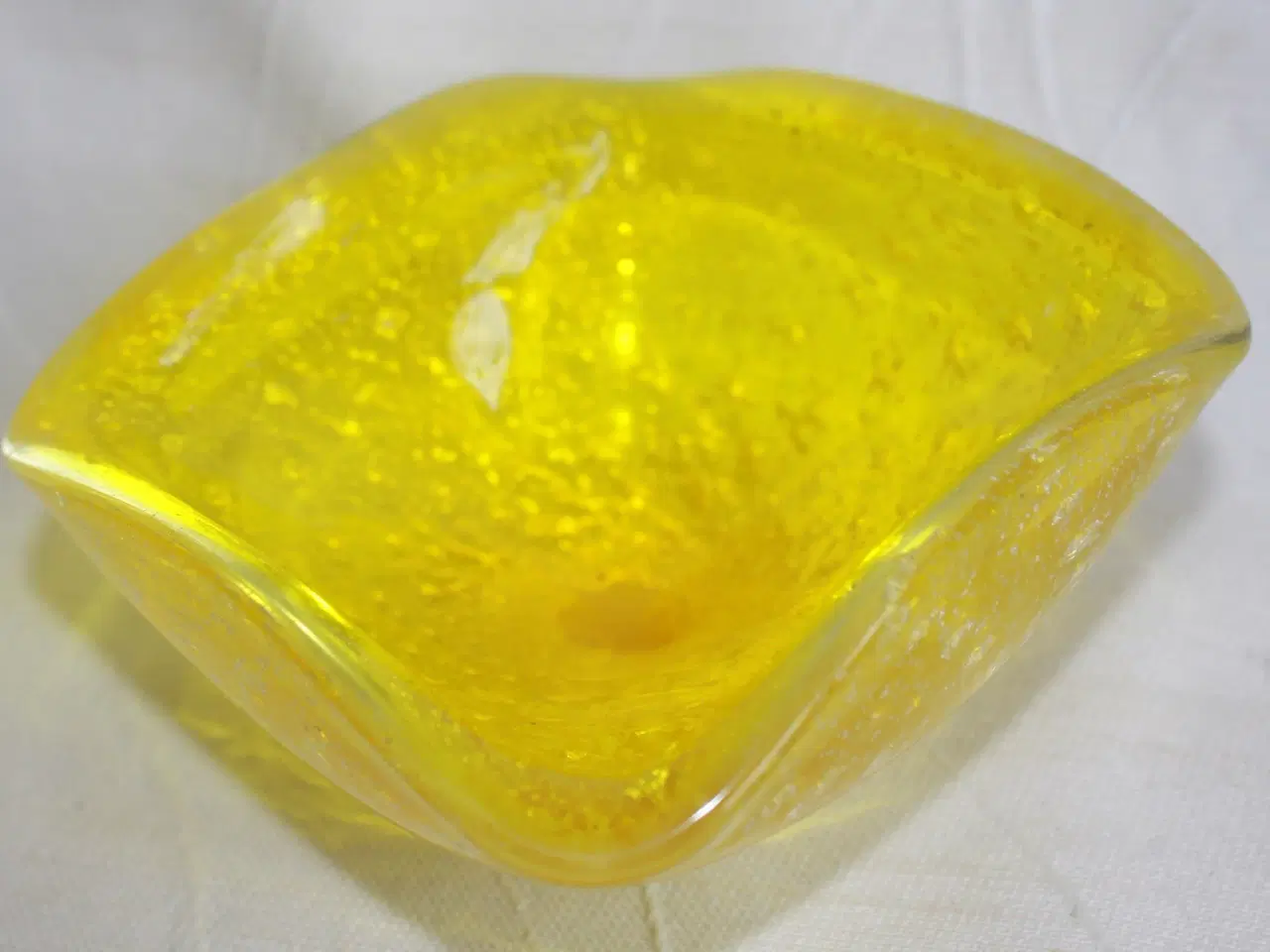Billede 2 - Lille skål af gult glas