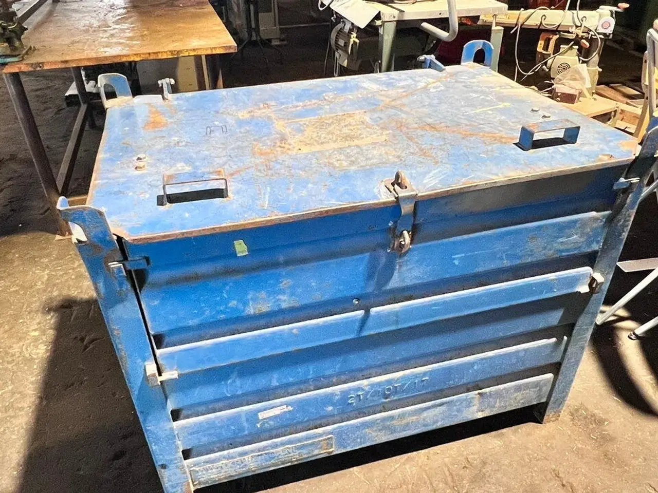 Billede 5 - Metalcontainer med indhold