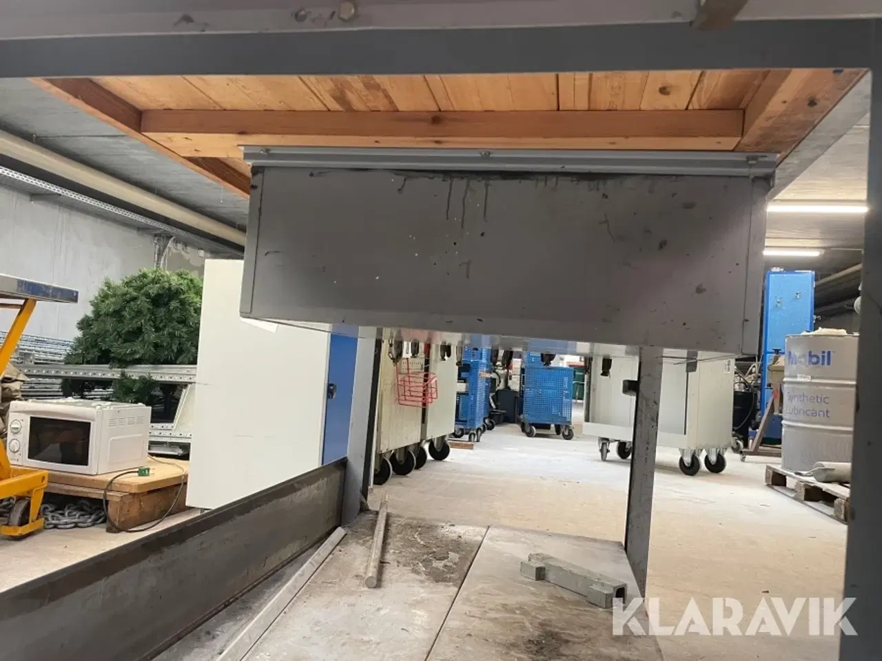 Billede 11 - Arbejdsbord på hjul med skruestik