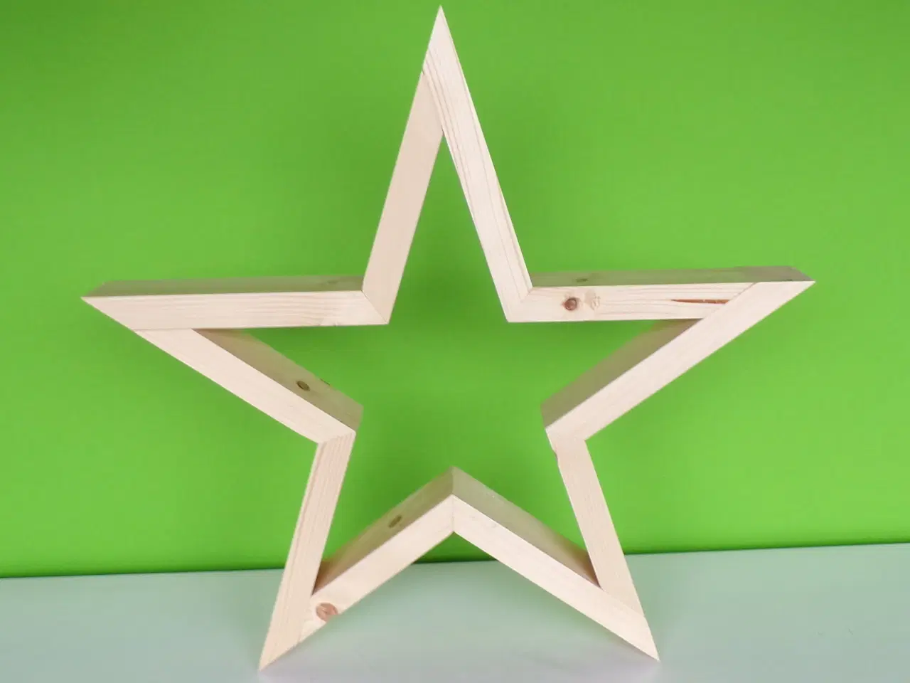 Billede 3 - Ny håndlavet stjerne i lakeret fyrretræ